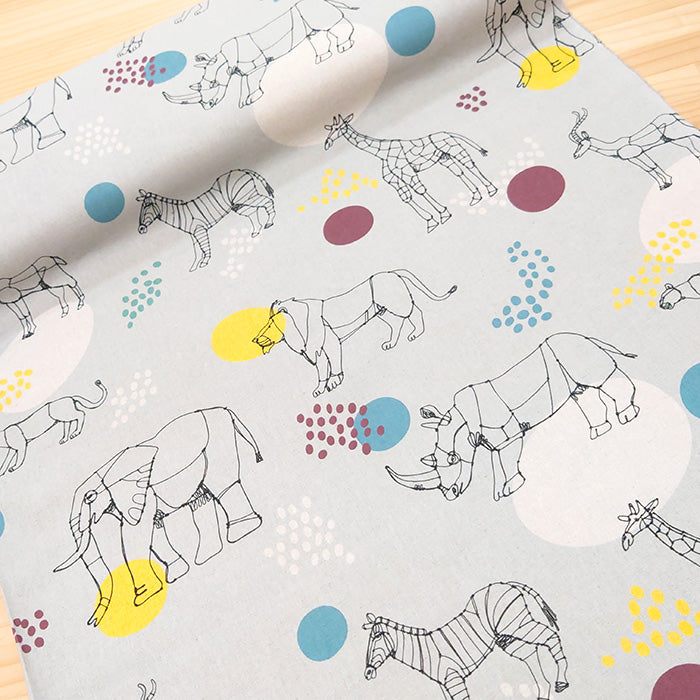 + HAyU fabric ハユ African animals キャンバス 生地 綿80％ 麻20％ 110cm幅